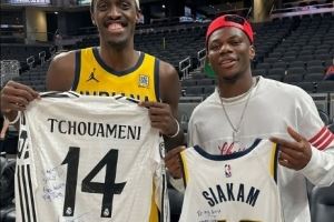 观看NBA东决！琼阿梅尼与步行者球星西亚卡姆互换球衣