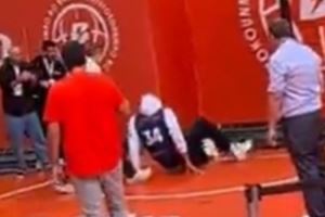 社死现场🤣！字母哥野球场预秀扣篮但意外滑倒 全场笑疯！