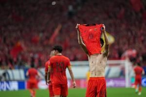 媒体人：国足的点球让王钰栋接过了旗帜，国足啥也不剩只剩希望了