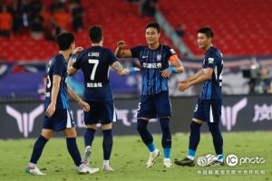 武汉三镇2-0青岛海牛，三镇队取得了今晚主场的胜利！