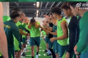 全队用“特殊方式”欢迎他的回归